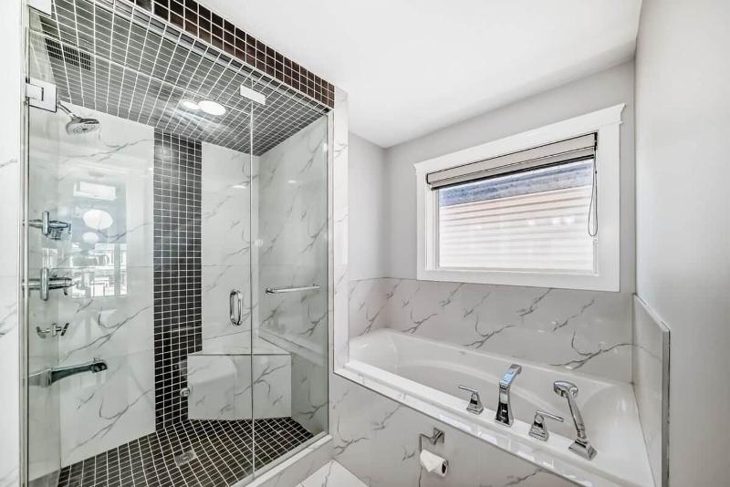4BR Spacious Home with Free Parking and KING Bed - image 15