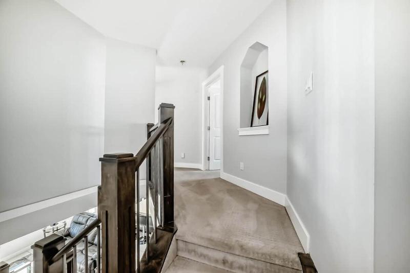 4BR Spacious Home with Free Parking and KING Bed - image 8