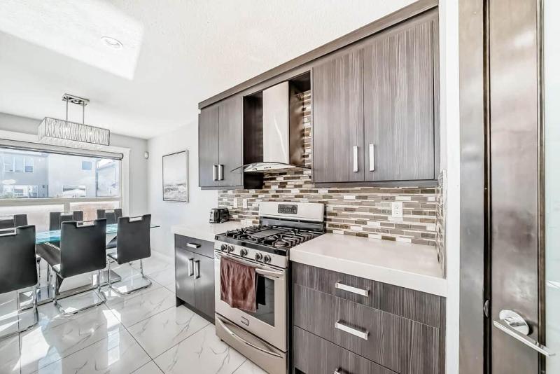 4BR Spacious Home with Free Parking and KING Bed - image 7