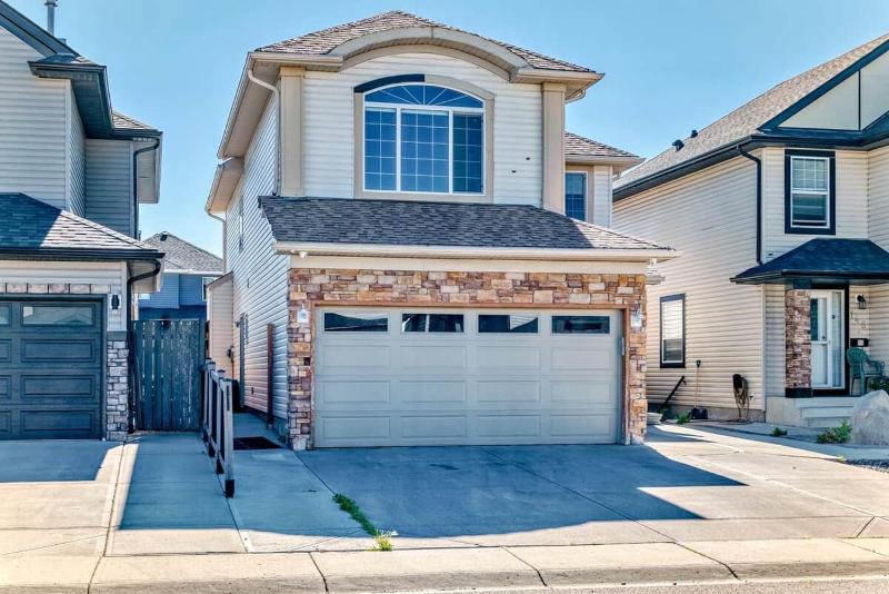 4BR Spacious Home with Free Parking and KING Bed - image 6