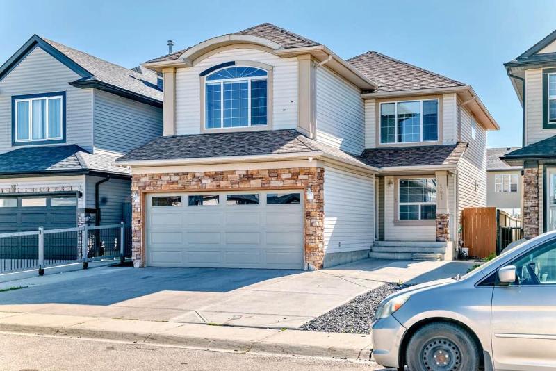4BR Spacious Home with Free Parking and KING Bed - image 10