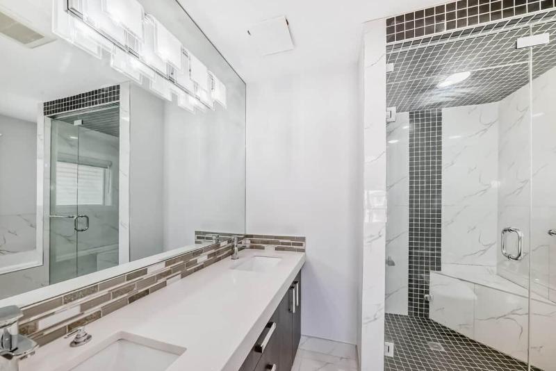 4BR Spacious Home with Free Parking and KING Bed - image 12