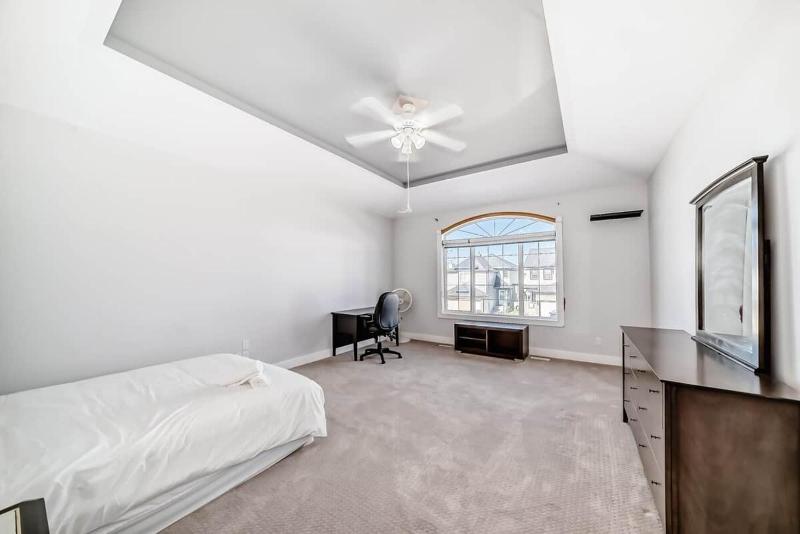 4BR Spacious Home with Free Parking and KING Bed - image 4