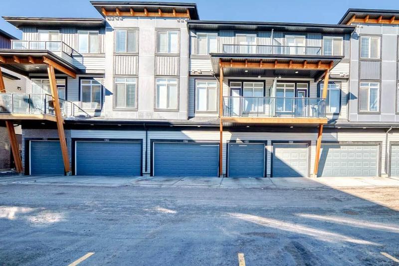 Double Garage | Stunning Home | Balcony - image 12