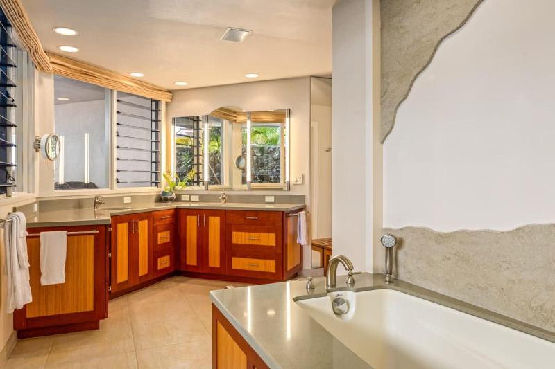 Waterfall House - Hawaii - image 22