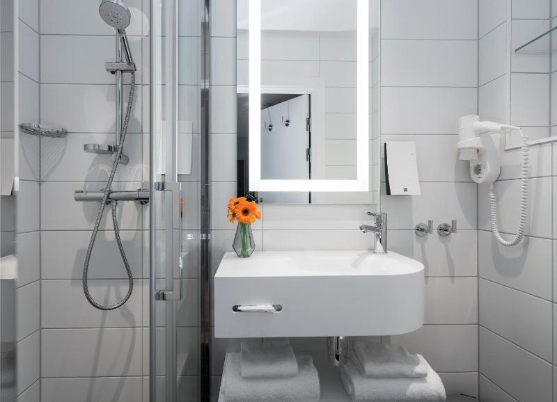 Small Single Room image 3