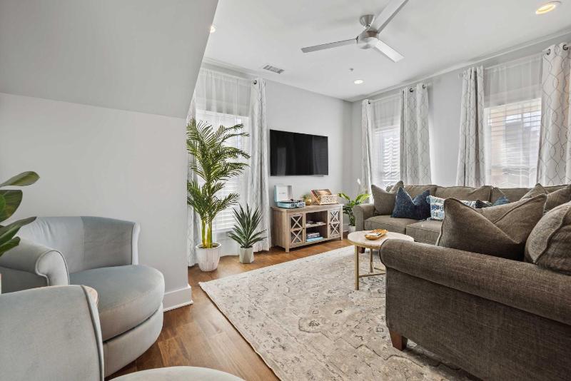 Private Balcony 2 Living Rooms 2 Blocks to King - image 24