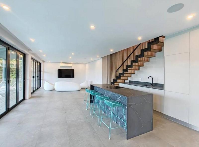 Luxurious Coastal Masterpiece House - image 10