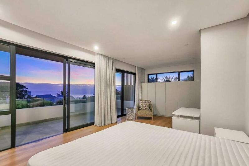 Luxurious Coastal Masterpiece House - image 8