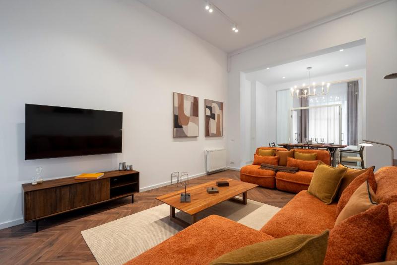 Designer 4BR Retreat - Chic & Central - Steps to Old Town - image 11