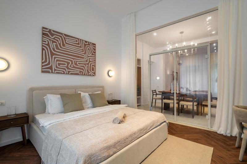 Designer 4BR Retreat - Chic & Central - Steps to Old Town - image 8