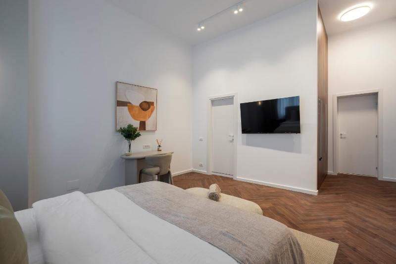 Designer 4BR Retreat - Chic & Central - Steps to Old Town - image 4