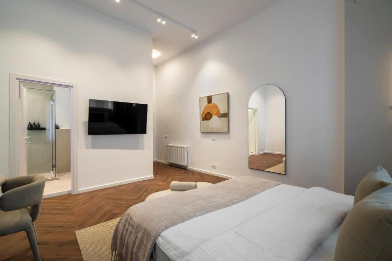 Designer 4BR Retreat - Chic & Central - Steps to Old Town - image 14
