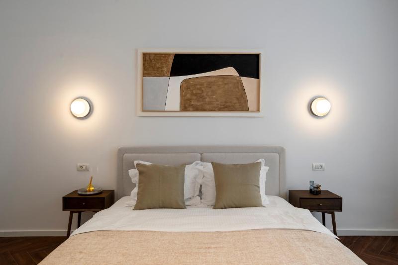 Designer 4BR Retreat - Chic & Central - Steps to Old Town - image 7