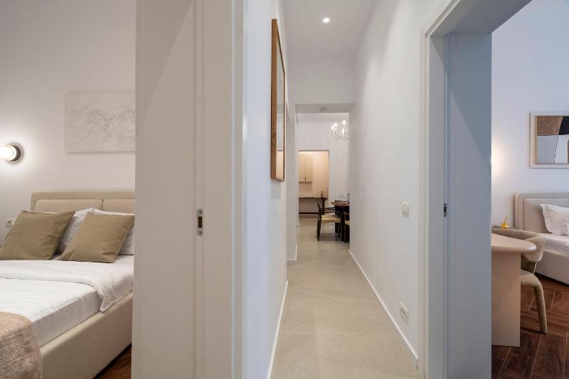 Designer 4BR Retreat - Chic & Central - Steps to Old Town - image 3