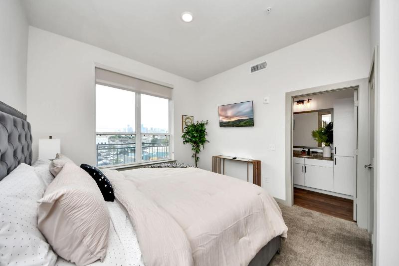 Luxury Houston Apartment Rooftop Pool City Views & King Beds Near Downtown - image 7