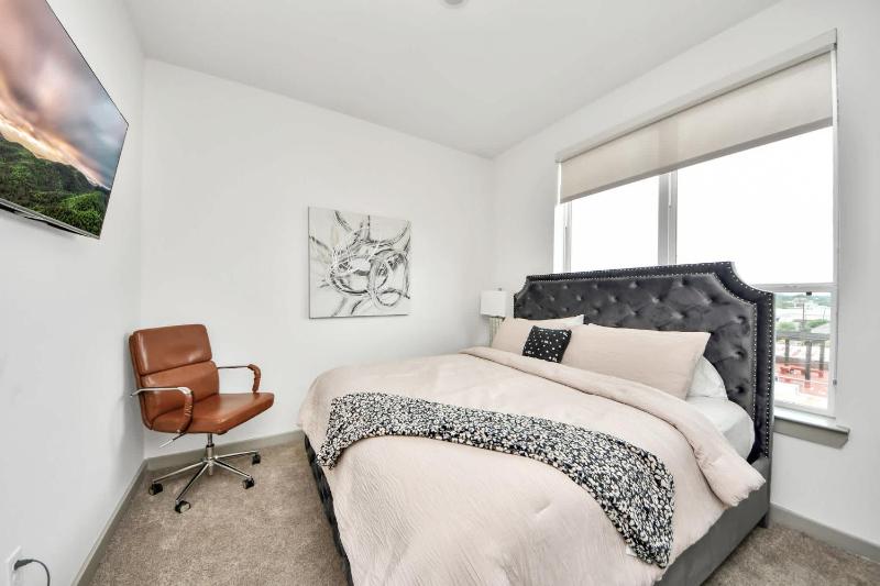Luxury Houston Apartment Rooftop Pool City Views & King Beds Near Downtown - image 5