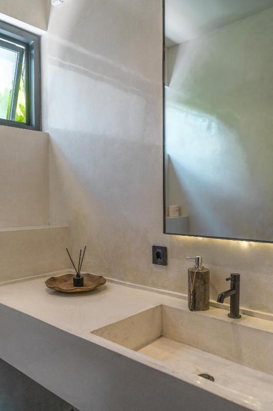 Bold x Gold - Unreal 3BR Uluwatu Villa - image 5