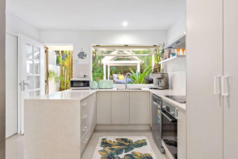 Yarraga Tropical Escape with Pool & Private Rooftop - image 13