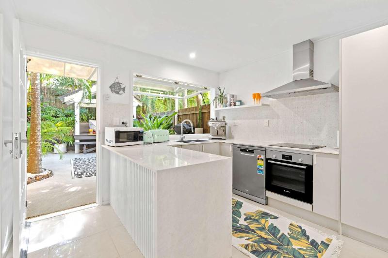 Yarraga Tropical Escape with Pool & Private Rooftop - image 10