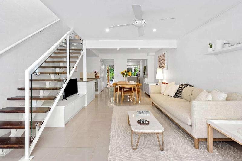 Yarraga Tropical Escape with Pool & Private Rooftop - image 7