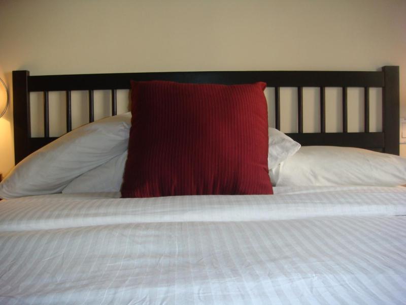 Standard Queen Room with Shared Bathroom image 3
