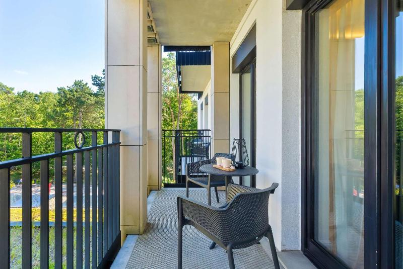 Stylowy Apartament z Balkonem Przy Promenadzie by Noclegi Renters - image 13
