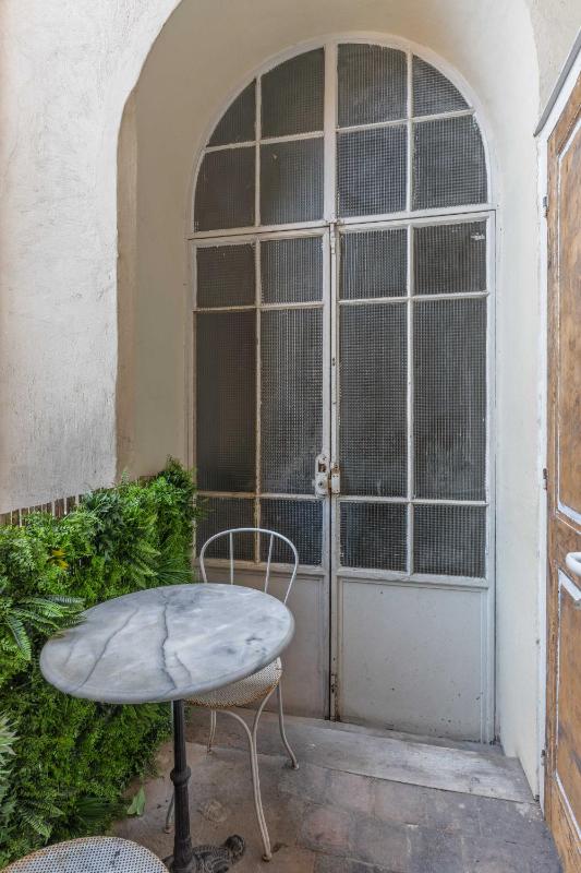 2P duplex studio in the heart of Lyon - image 3