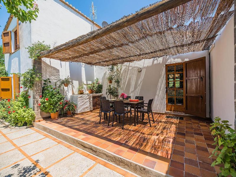 Secluded Country Villa with Pool - image 2