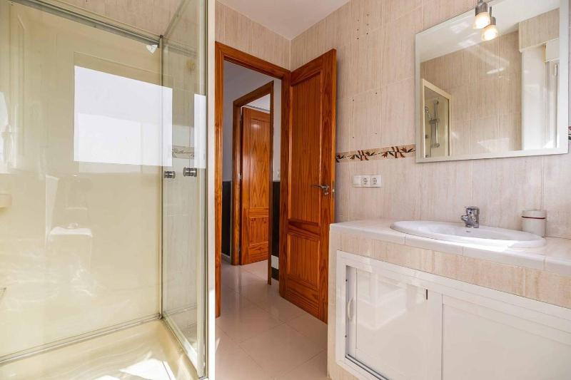Blue sky view apartment - image 7