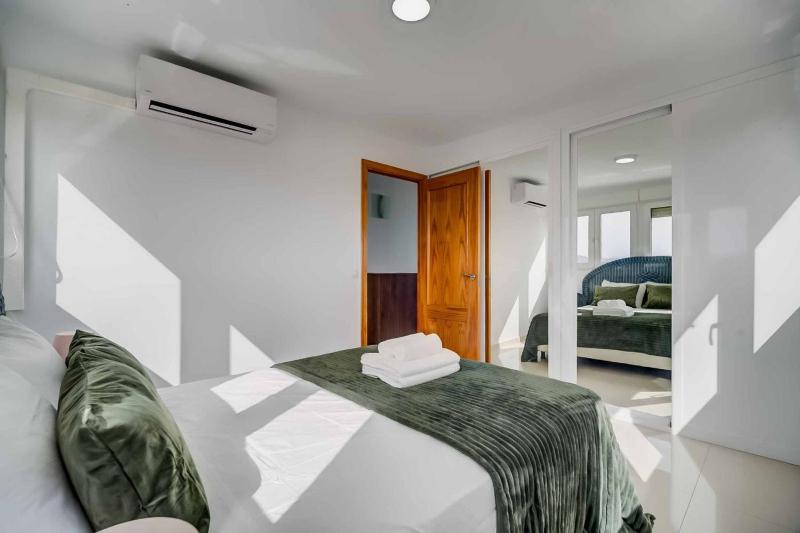 Blue sky view apartment - image 10