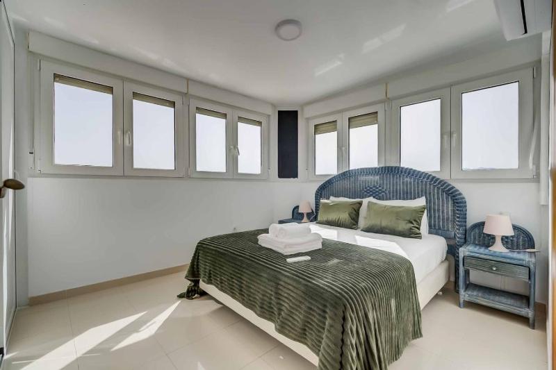 Blue sky view apartment - image 12
