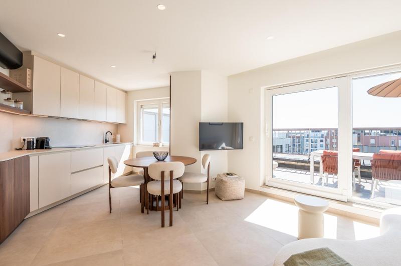 Top-end apartment with amazing views - image 1