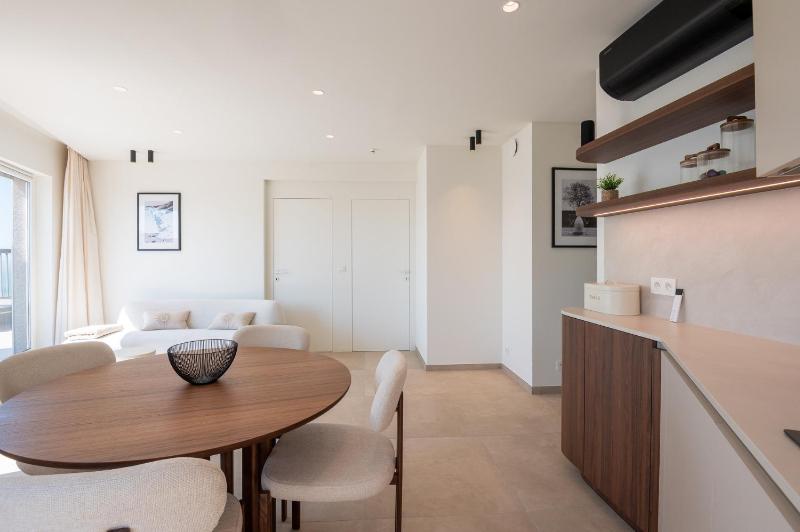 Top-end apartment with amazing views - image 7