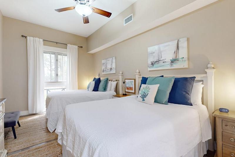 Convenient studio close to beach and pier with WiFi shared pool AC - image 1