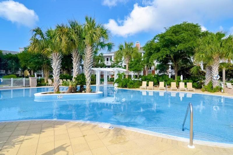 Convenient studio close to beach and pier with WiFi shared pool AC - image 13