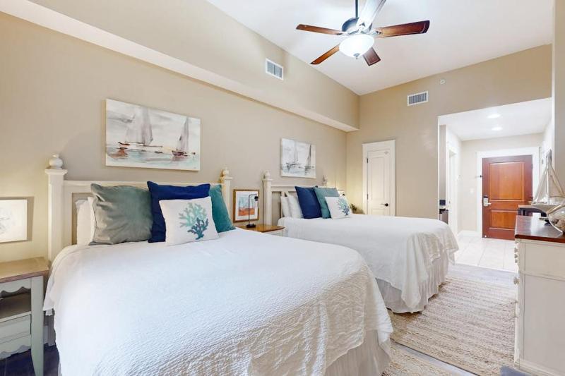 Convenient studio close to beach and pier with WiFi shared pool AC - image 5