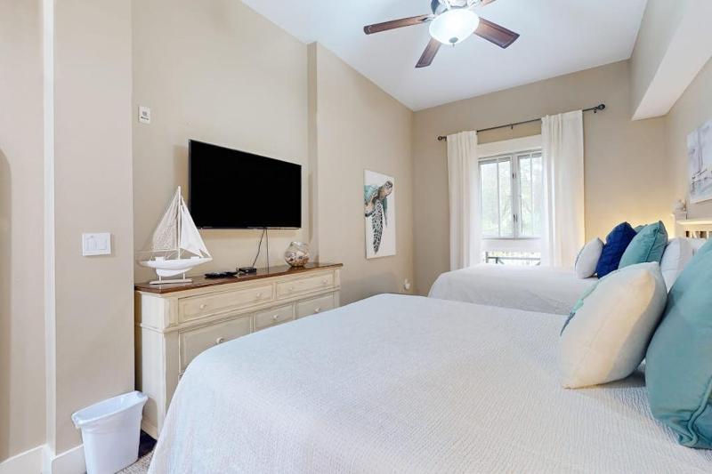Convenient studio close to beach and pier with WiFi shared pool AC - image 15