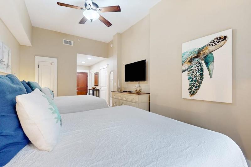 Convenient studio close to beach and pier with WiFi shared pool AC - image 16