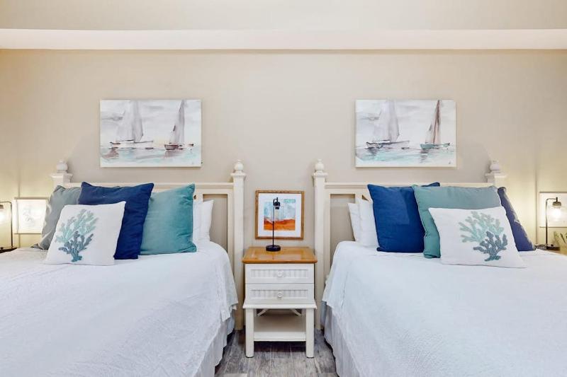 Convenient studio close to beach and pier with WiFi shared pool AC - image 27