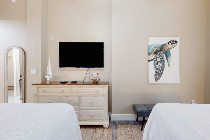 Convenient studio close to beach and pier with WiFi shared pool AC - image 10