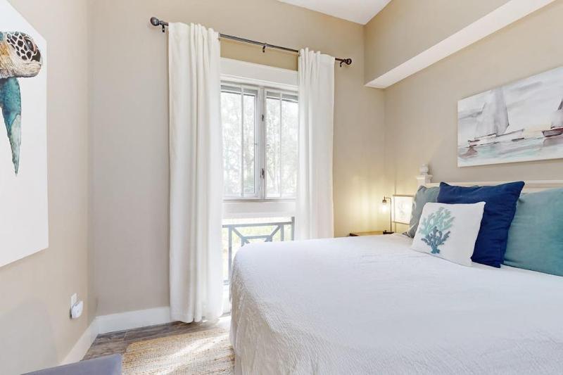 Convenient studio close to beach and pier with WiFi shared pool AC - image 2