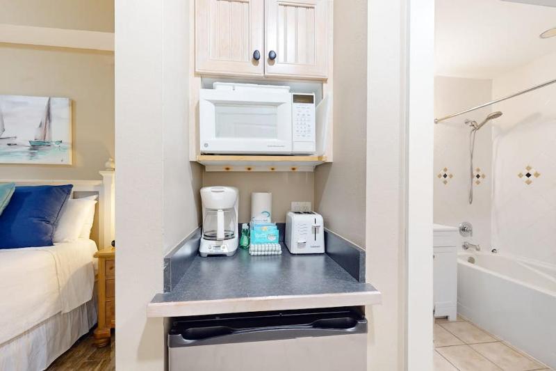Convenient studio close to beach and pier with WiFi shared pool AC - image 14