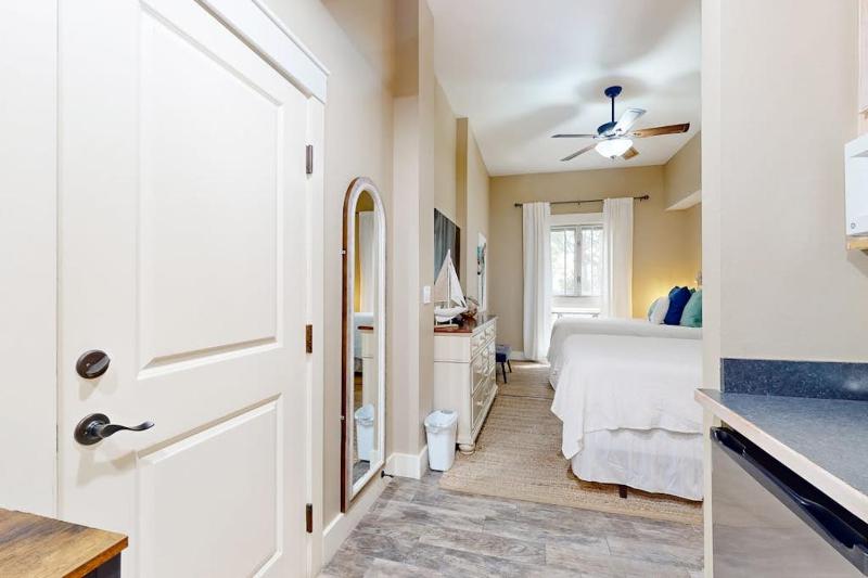 Convenient studio close to beach and pier with WiFi shared pool AC - image 30