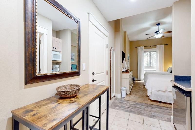Convenient studio close to beach and pier with WiFi shared pool AC - image 4