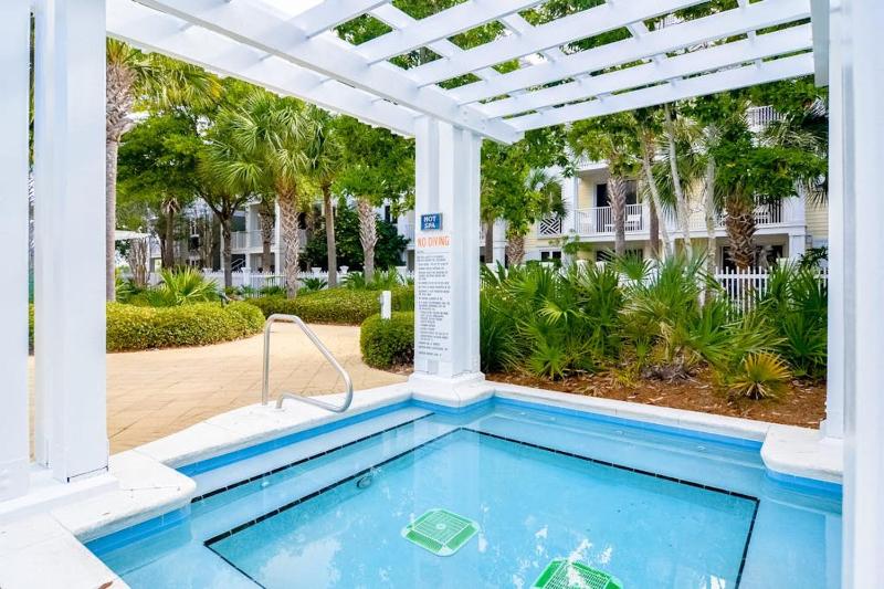 Convenient studio close to beach and pier with WiFi shared pool AC - image 6