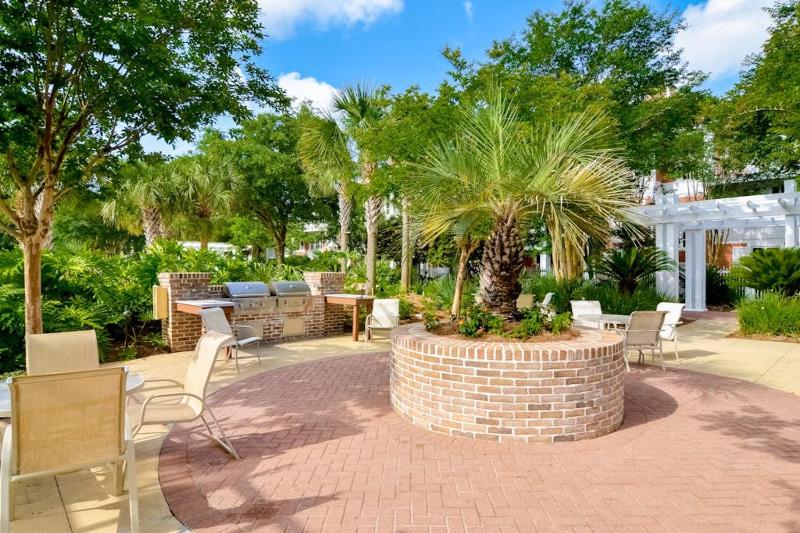 Convenient studio close to beach and pier with WiFi shared pool AC - image 25