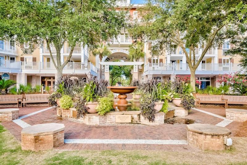Convenient studio close to beach and pier with WiFi shared pool AC - image 26