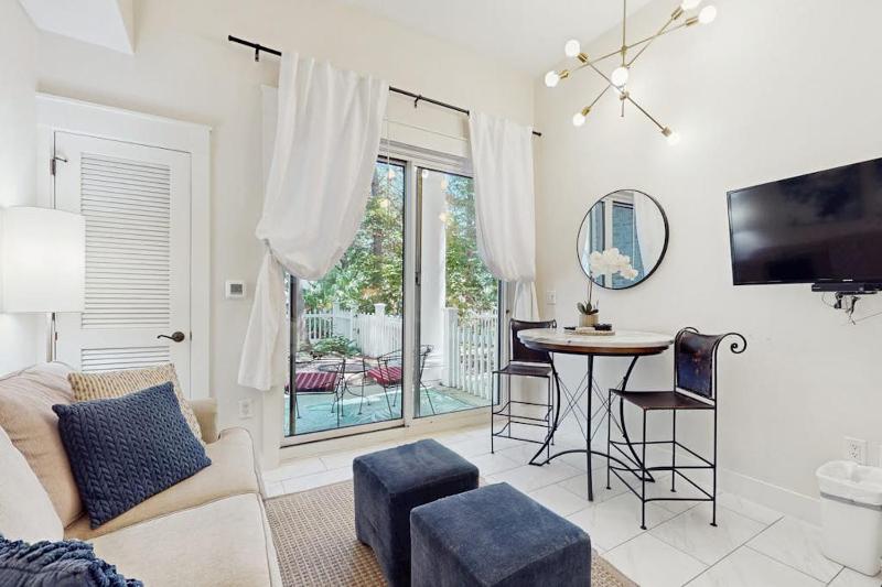 Pleasant studio at The Baytowne Wharf with shared pool hot tub shopping & events - image 1