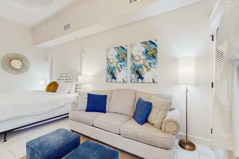 Pleasant studio at The Baytowne Wharf with shared pool hot tub shopping & events - image 15